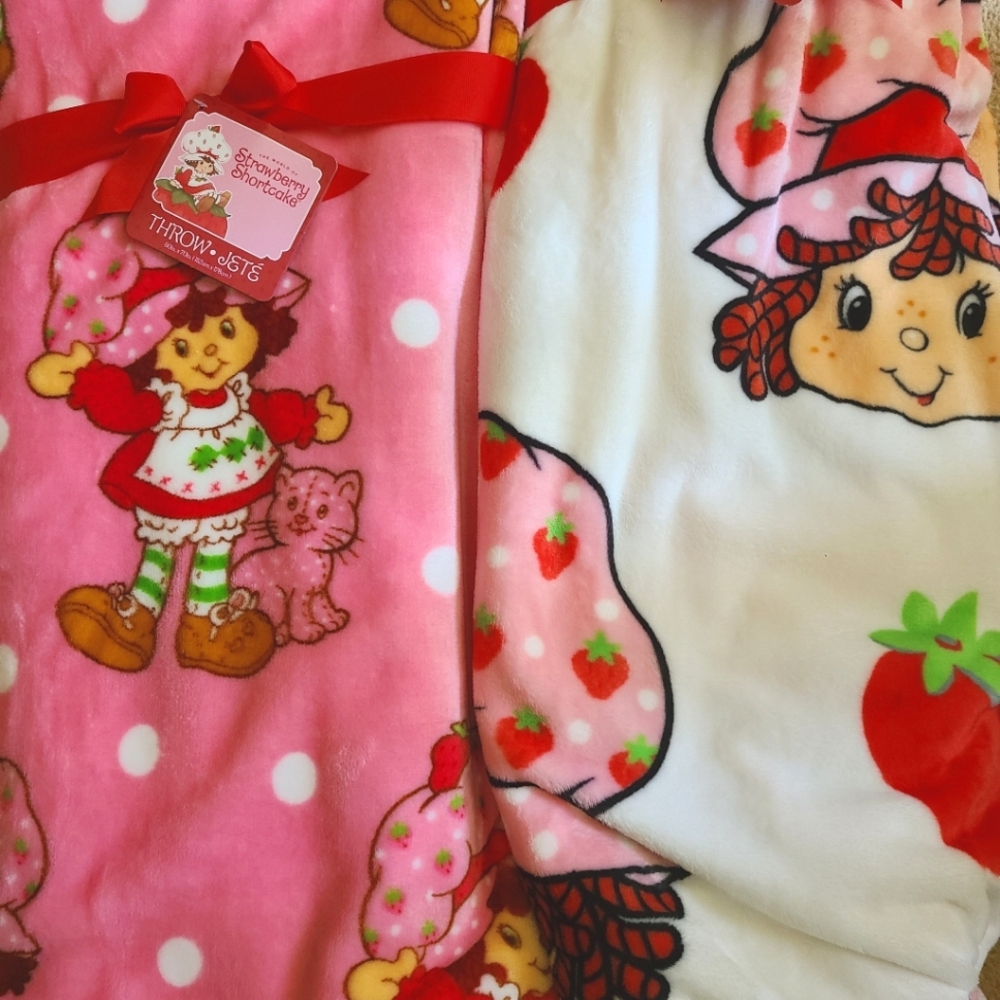Strawberry Shortcake Blanket Set 🍓 - Picture 3 of 3